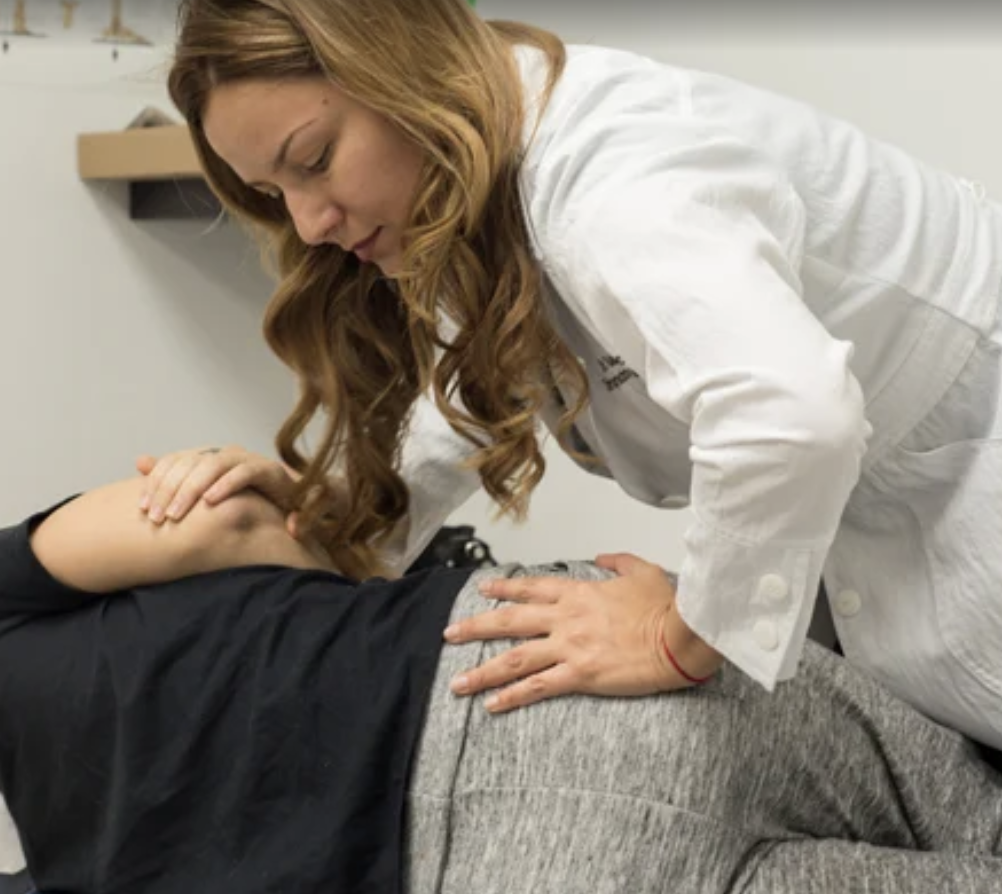 Dr. Sandra Gómez performing a chiropractic adjustment